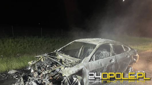 Pożar samochodu na autostradzie A4. BMW całkowicie objęte ogniem