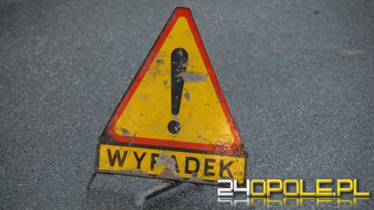 Zderzenie trzech samochodów na DK39. Droga zablokowana