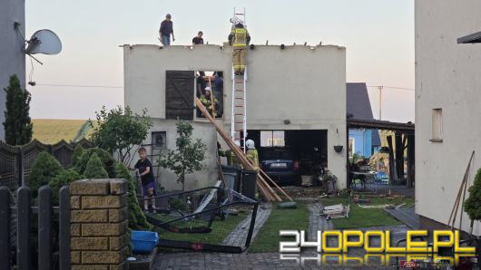 Burza nad powiatem strzeleckim. Uszkodzone dachy w Balcarzowicach, utrudnienia na A4