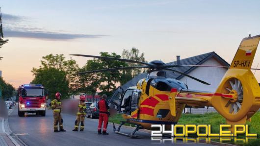 Strzelce Opolskie. Strażacy pomagali ratownikom medycznym, na miejsce przyleciał śmigłowiec LPR