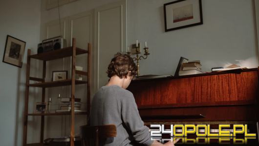 Pianino cyfrowe czy tradycyjne? Na czym najlepiej uczyć się gry w domowych warunkach?