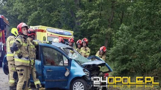 Dachowanie samochodu na DK42 w Markotowie Małym. Jedna osoba ranna