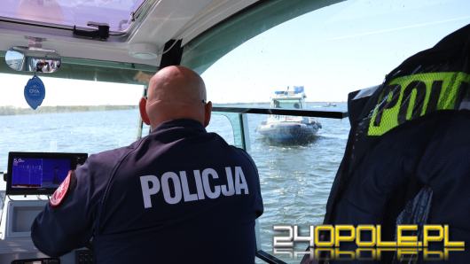 Silny wiatr unieruchomił windsurfera. Na pomoc ruszyli policjanci z motorówki