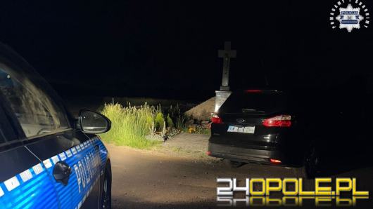 Pijany kierowca uderzył w przydrożny krzyż. Drugi jechał slalomem przez miasto