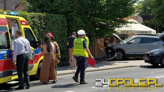 Chwila nieuwagi czy zasłabnięcie? Auto zakończyło jazdę na ogrodzeniu