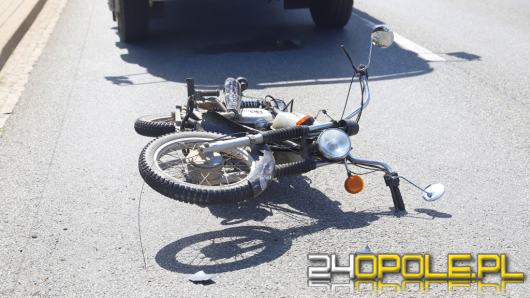 Zderzenie samochodu z motocyklem na ulicy Oświęcimskiej. Jedna osoba trafiła do szpitala