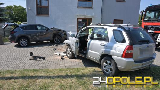 Kierowca zjechał z jezdni i uderzył w zaparkowaną Mazdę. Wgniótł ją w ścianę