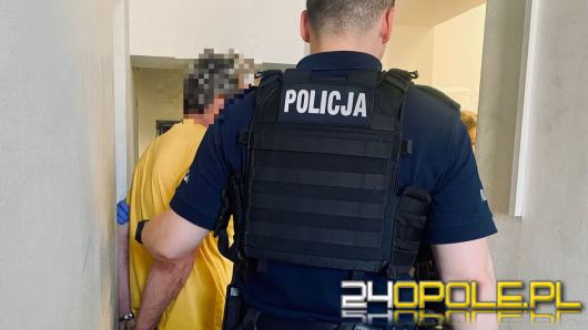 Zaatakował żonę młotkiem. Kobieta ranna wyszła na ulicę 