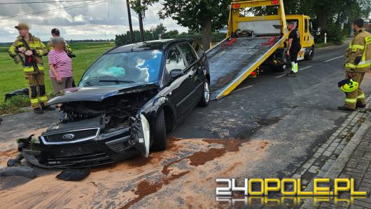 Samochód uderzył w drzewo w Popielowie. Dwie osoby trafiły do szpitala