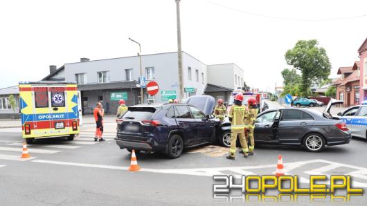 Zderzenie dwóch samochodów w Komprachcicach. Jedna osoba trafiła do szpitala