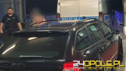 Policjanci eskortowali do szpitala auto z niemowlęciem