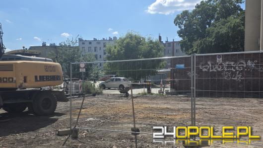 Przy Ozimskiej widać już prace. Ten plac długo czekał na uporządkowanie