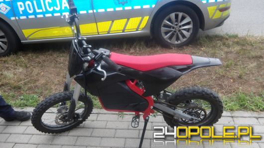 16-latek bez kasku szarżował na jednym kole po chodniku - sprawą nastolatka zajmie się sąd