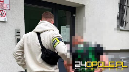 Skakał po dachu i masce zaparkowanego auta. 28-latek usłyszał zarzuty