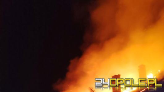 Pożar stodoły wypełnionej słomą. Strażacy bronili pobliskiego domu