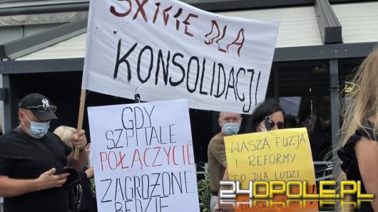 Pracownicy trzech szpitali milcząco zaprotestowali przeciw konsolidacji