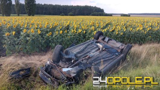 Dachowanie na DW 409. Dwie osoby podróżowały samochodem