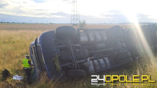 Ciężarówka przewróciła się na A4. Kierowca trafił do szpitala