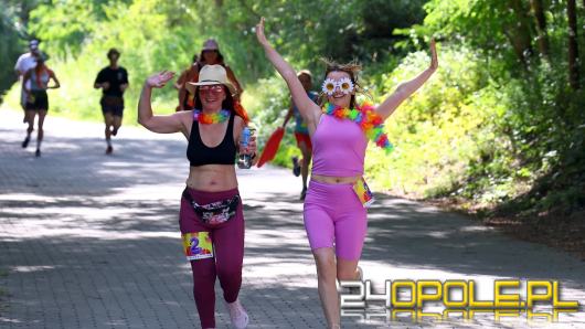 Wakacyjny vibe na Bolko. Biegacze ruszyli z plażowymi dodatkami