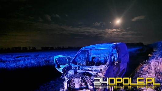 Samochód spłonął na polnej drodze. Ogień przeniósł się na zboże