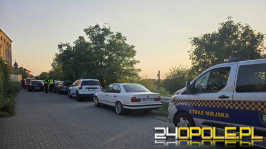 Barierka zagrodziła pobocze przy Kamionce Bolko. Zaparkowane auta utrudniają przejazd