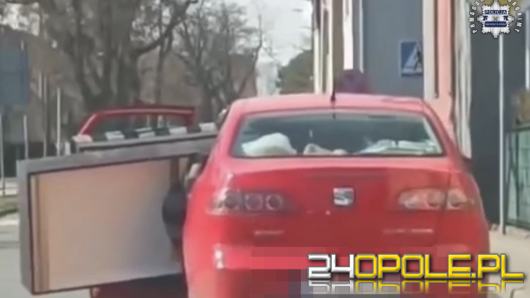 Kiedy bagażnik to za mało. Nietypowy transport zakończył się mandatem