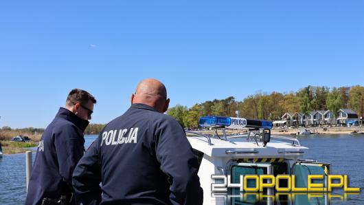 Nietrzeźwy kierowca i nietrzeźwy sternik zatrzymani przez policjantów sezonowego ogniwa wodnego