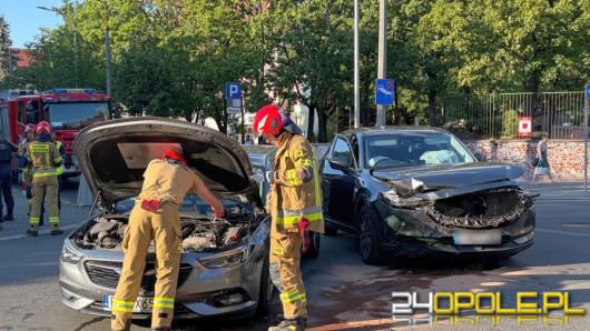 Zderzenie dwóch aut na skrzyżowaniu Kośnego i Katowickiej w Opolu