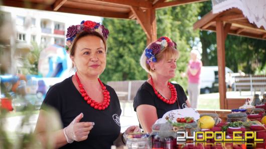 Powiatowy Festiwal Przetworów na Rynku w Otmuchowie. Regionalne smaki i pojazdy służb