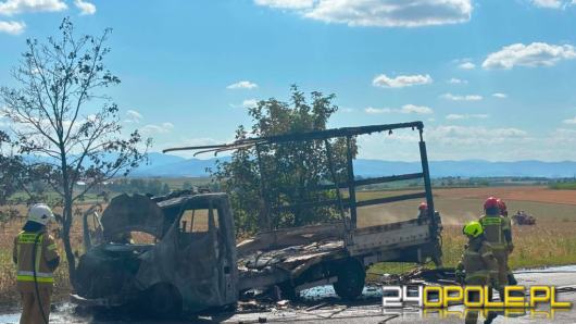Ogień strawił busa z meblami na DK41. Trasa Nysa-Prudnik znów przejezdna