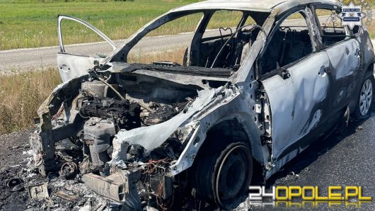 Citroen zaczął płonąć podczas jazdy. Szybka reakcja policji WIDEO