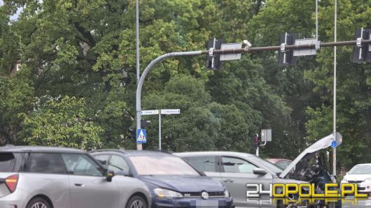 Wypadek na skrzyżowaniu Ozimskiej i Plebiscytowej. Trzy osoby w szpitalu