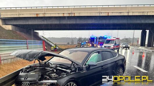 Audi uderzyło w bariery na autostradzie A4 pod Opolem