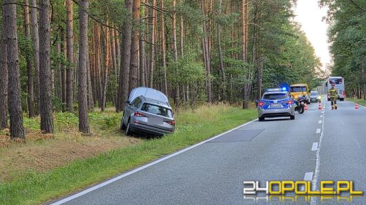 Skoda wypadła z DK45 między Trzebiszynem a Bierdzanami. Cztery osoby trafiły do szpitala