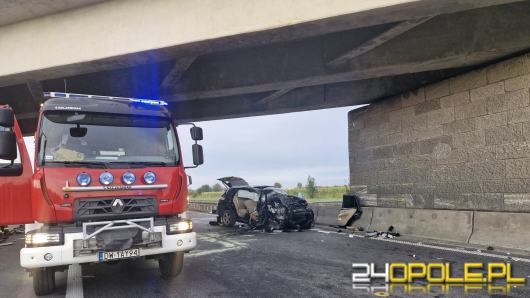 BMW uderzyło w filar wiaduktu na A4. Trzy osoby trafiły do szpitali