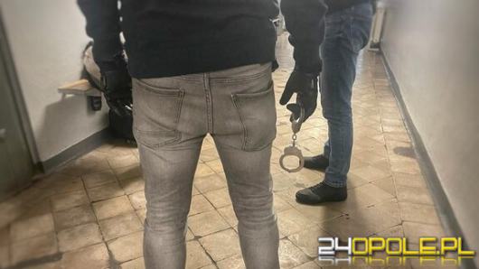 Leżał na klatce schodowej. Gdy policjanci chcieli mu pomóc, zaczął im grozić