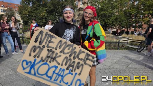 "Nie chcę, żeby ktoś mi mówił, kogo mam kochać". Marsz Równości przeszedł ulicami Opola