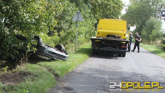 Wsiadł za kierownicę bez prawa jazdy, ale za to po alkoholu - podróż zakończył dachowaniem