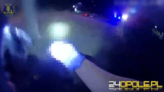 Uciekał rowerem przed policjantami, wyrzucając po drodze amfetaminę (nagranie z interwencji)