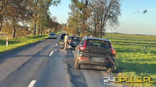 Zderzenie motocykla z osobówka na trasie Głogówek-Rzepcze. Dwie osoby trafiły do szpitala