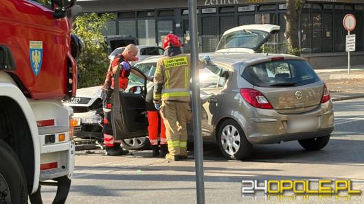 Zderzenie na przejeździe kolejowym przy ulicy Luboszyckiej. Wstrzymano ruch pociągów