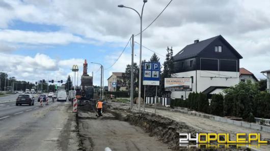Wrocławska zmienia się na oczach kierowców. Widać już nowy prawoskręt i trasę dla rowerów