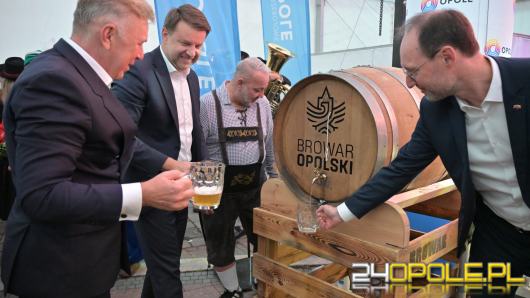 Pierwsza beczka odszpuntowana na opolskim Rynku