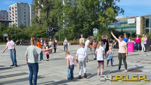 Skaczą i pomagają Emilce. W Opolu trwa akcja wsparcia dla 7-latki chorej na białaczkę
