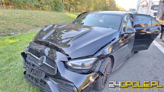 Kolizja na A4 pod Opolem. Mercedes uderzył w przyczepkę służb drogowych