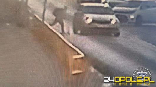 Nastolatek na hulajnodze wjechał w bok samochodu. Zdarzenie nagrała kamera WIDEO