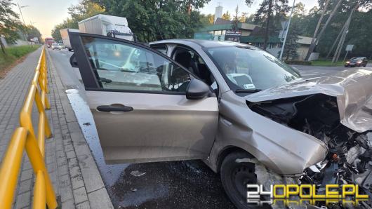 Autobus szkolny zderzył się z osobówką w Strzelcach Opolskich