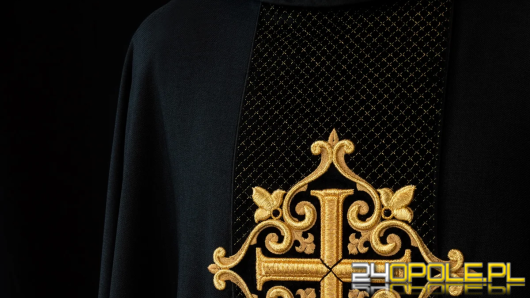 Ornat na Boże Narodzenie: Ciepło, blask i tradycja w liturgicznej szacie