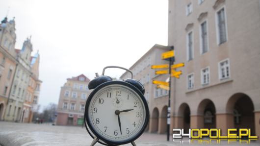 Godzina w tę czy w tamtą? Tej nocy znów zmieniamy czas