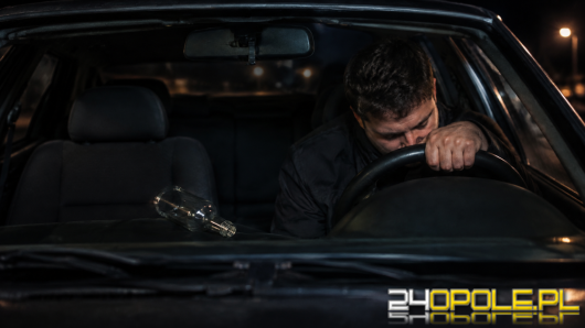 Miał blisko 2,5 promila i uderzył w zaparkowane auto. 28-latek deportowany